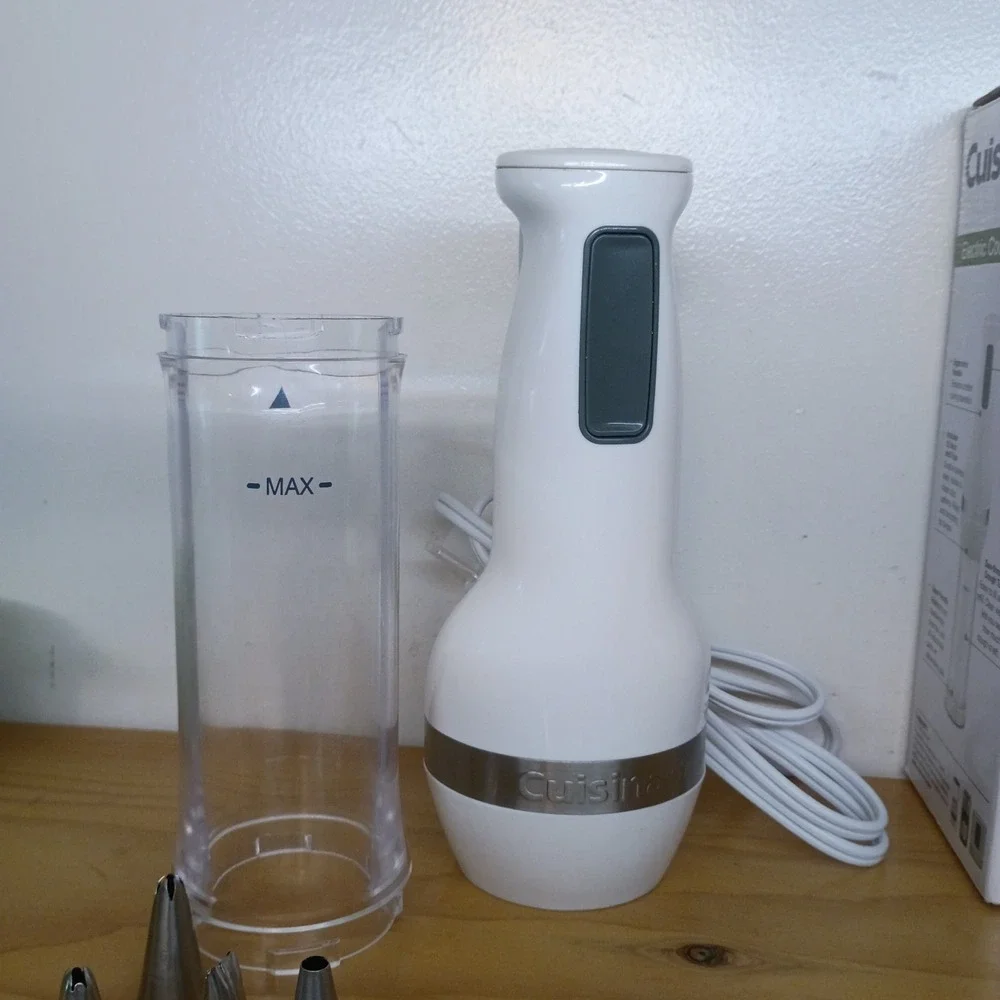 Cuisinart Model CCP-10 White Electric Cookie Press 12 Discs 8 pastry tips.